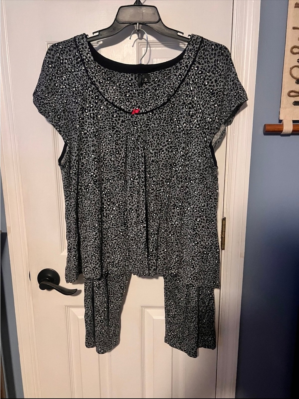 Kensie Black and Gray Leopard Print Short Sleeve Cropped Pajama Set (#1)